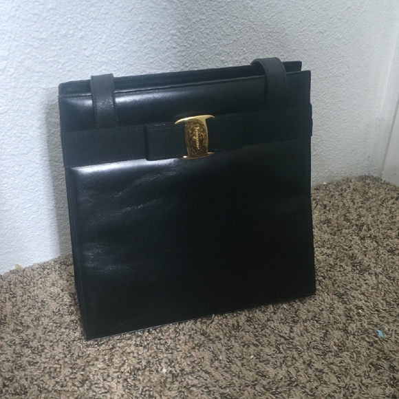 Salvatore Ferragamo Elegant Vera Bow Black & Gold Shoulder Bag (EUC)(COA)✨️🖤✨️ - Picture 8 of 16